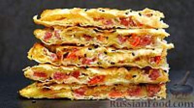 Фото к рецепту: Лаваш с сыром, колбасой, помидорами и яйцами