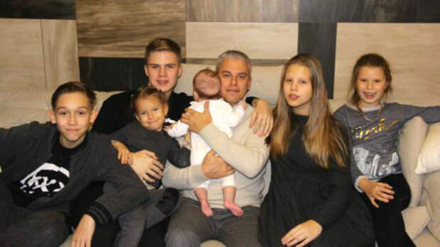 Андрей Доманский со всеми своими детьми, Василина первая справа