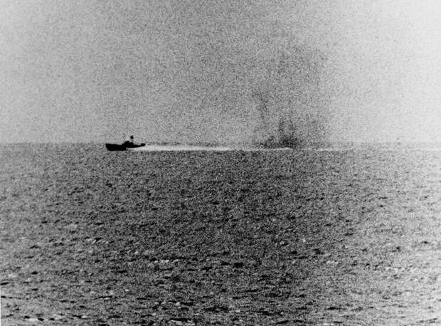 Северовьетнамский катер уходит от огня «Мэддокса» в бою 2 августа 1964 г.