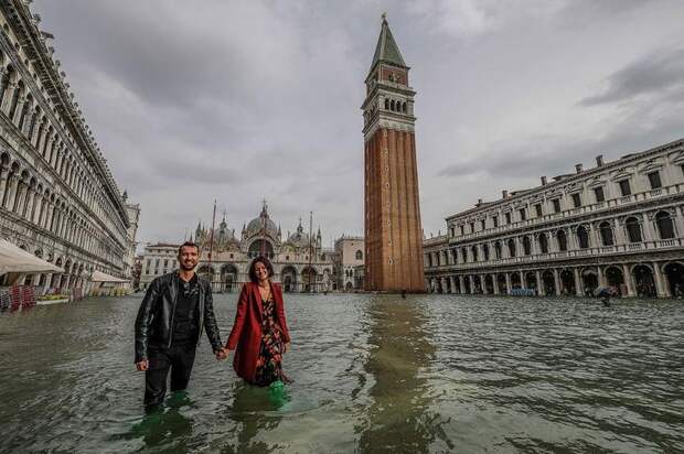 Туристы на затопленной площади Сан-Марко в Венеции