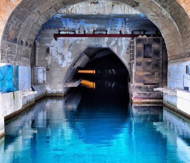 Вход на базу подводных лодок. Вход на базу подводных лодок.