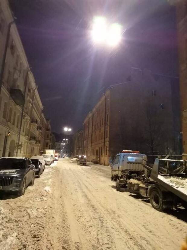 Петербуржцам напомнили о правилах остановки и стоянки транспортных средств для зимней уборки улиц