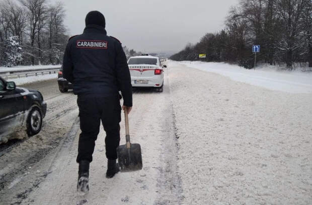 Сотни карабинеров дежурят на дорогах страны