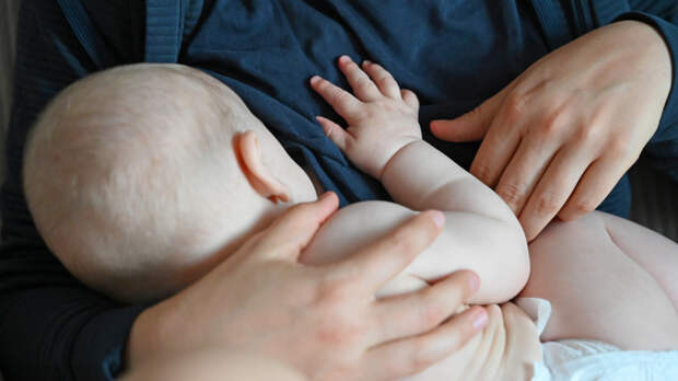 Интимный процесс: нормально ли кормить ребенка грудью в общественном месте