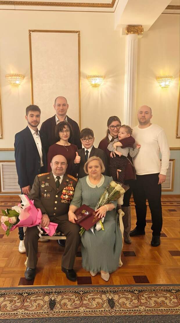 Супружекую пару Сызмас из Смоленска поздравили с золотой свадьбой