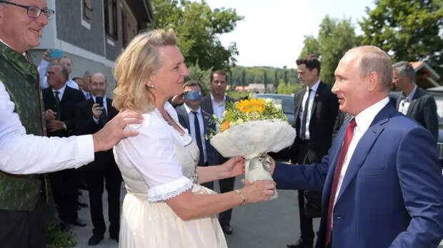 Вызвала гнев: экс-глава МИД Австрии назвала соотечественников «гиенами»