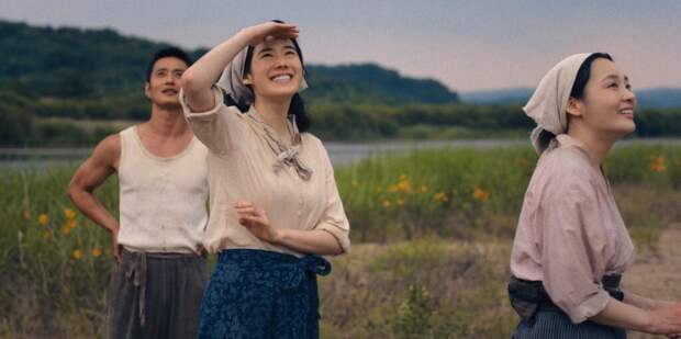 Kyunghee, Mr. Kim and Sunja look at kites