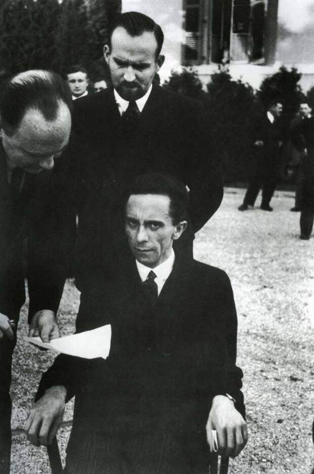 Йозеф Геббельс хмуро смотрит на фотографа, узнав, что тот еврей, 1933 год