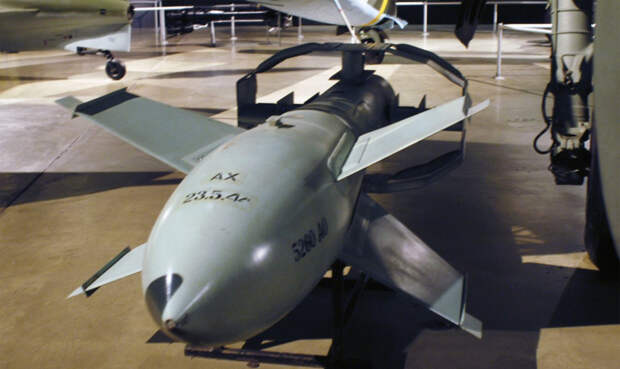 Fritz X Управляемая бомба под кодовым названием Fritz X была оснащена радиоприемником и сложным управлением, установленным в хвосте. Этот малыш умел пробивать 28 дюймов бронированной стали, а выходил на цель еще на высоте в 3 километра, что было чересчур для зенитных пушек того времени. Тем не менее, боевое применение Fritz X было связано с кучей проблем — в частности, очень немногие самолеты Люфтваффе могли нести такое вооружение.