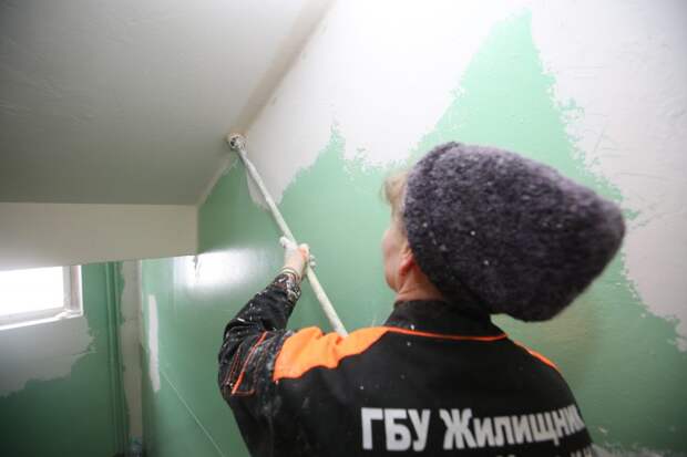 Стены и потолки в подъездах покрашены / Фото: Алексей Белкин, архив газеты «Юго-Восточный курьер»