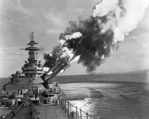 Линкор Нью-Джерси ведёт обстрел корейского побережья, Январь 1953г. 