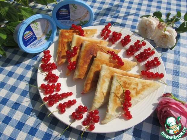 Треугольники из лаваша с творожно-ягодной начинкой