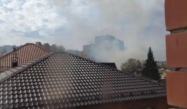 В Тюмени загорелся дом на Пышминской