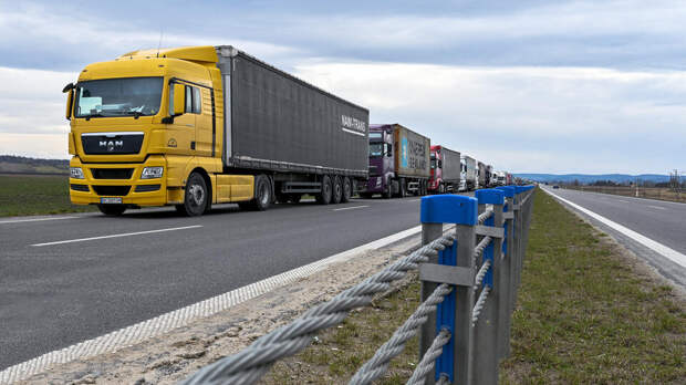 Польша ограничила проезд дальнобойщиков с Украины