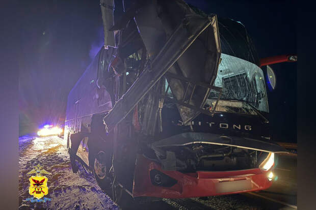 МВД: на трассе Чита - Хабаровск автобус с вахтовиками столкнулся с грузовиком