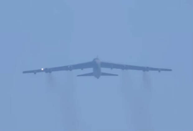 Экстремальный разворот необъятного Б-52 в воздухе на виде