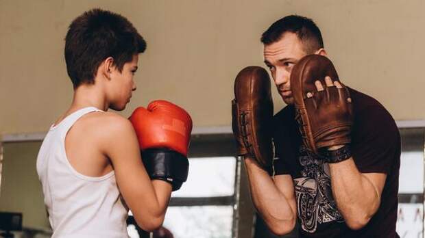 Бывший боксер начинает новую жизнь и тренирует мальчишек в спортивной драме «Панчер»
