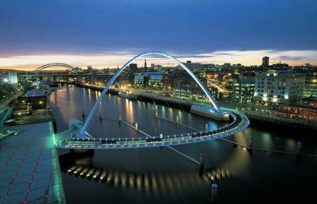 Подсветка превращает Gateshead Millennium Bridge в фееричное зрелище. /Фото: wilkinsoneyre.com