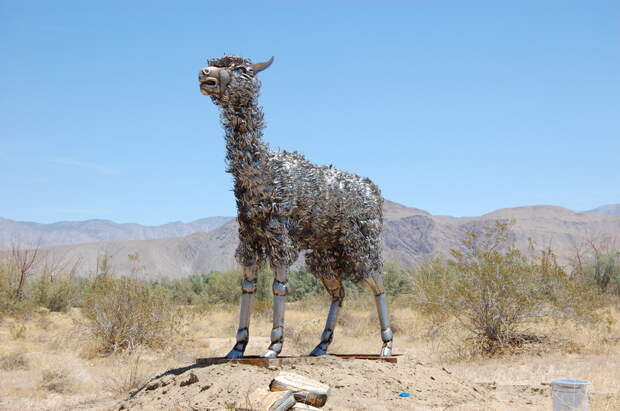 Металлическая скульптура ламы в пустыне Анза Боррего. Фото