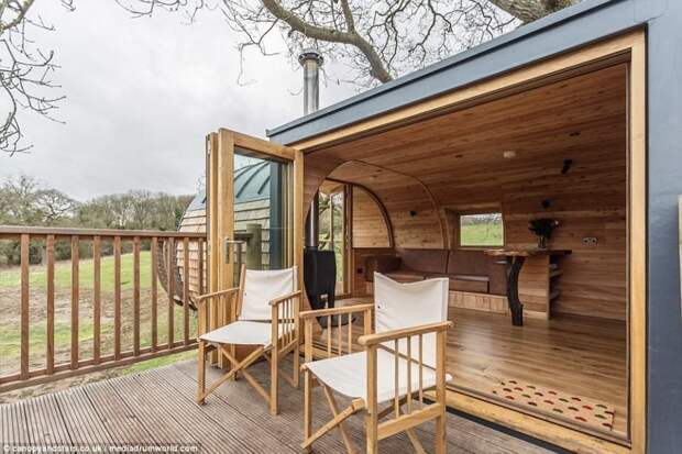 Cheriton Treehouse рассчитан на пребывание двух человек, однако здесь есть и дополнительный диван для гостей Cheriton Treehouse рассчитан на пребывание двух человек, однако здесь есть и дополнительный диван для гостей дизайн, дом, дом на дереве, жилье, интерьер, строительство, фото, экодом