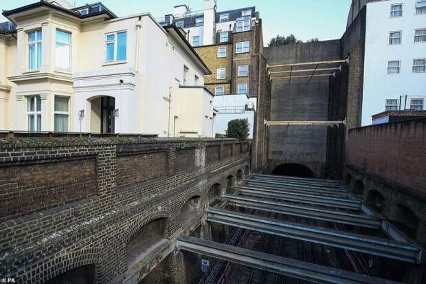 Вот, что за фасадом. /Фото: dailymail.co.uk.