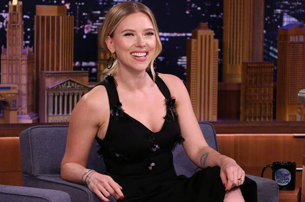 Скарлетт Йоханссон в образе total black на съемках телешоу