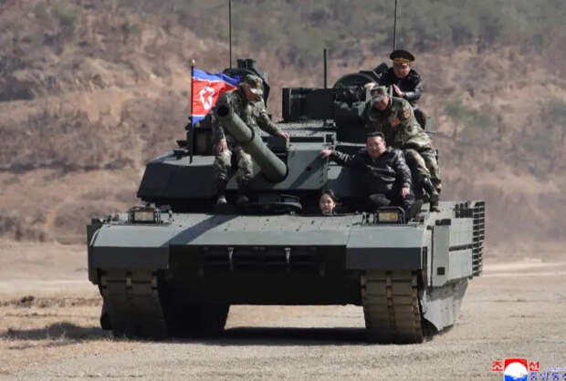 Ким Чен Ына с дочерью сфотографировали во время поездки на новейшем танке