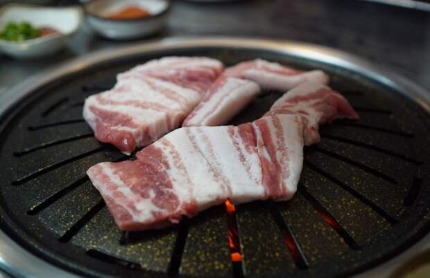 Мэр Квебека отказывается убрать свинину из меню школьных столовых и объясняет, почему