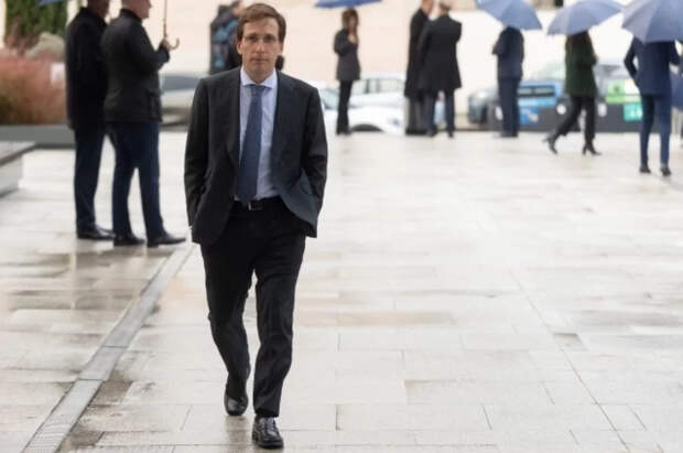 Голубь сорвал выступление мэра Мадрида на открытии памятника