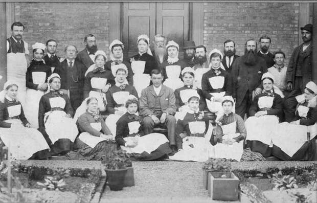 Персонал Веллингтонского госпиталя в 1885 году, незадолго до поступления Кэт Марсден на работу. Сидящий мужчина в центре снимка — доктор Морис Чилтон. Стоящая левее и сзади него женщина — главная сестра Мэри Кисслинг Персонал Веллингтонского госпиталя в 1885 году, незадолго до поступления Кэт Марсден на работу. Сидящий мужчина в центре снимка — доктор Морис Чилтон. Стоящая левее и сзади него женщина — главная сестра Мэри Кисслинг