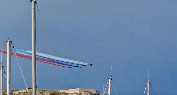 Французские летчики во время парада над Марселем случайно нарисовали флаг России