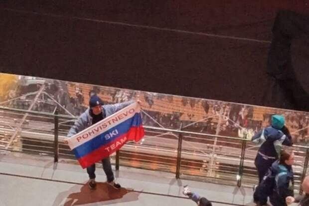 Как россиянин пронёс флаг на открытие Олимпиады в Италии