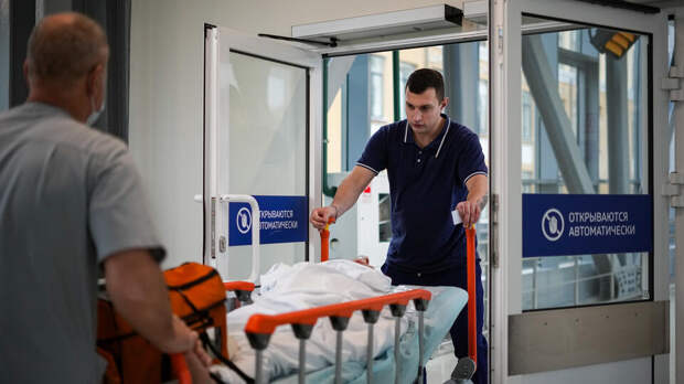 Дебоширы избили юношу, открывшего стрельбу на остановке в центре Москвы