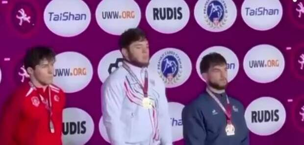 «Нравится, не нравится — терпи, моя красавица»: украинский борец покинул пьедестал почета во время проигрывания российского гимна на чемпионате Европы