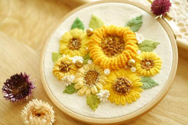 Глядя на вышивки корейской мастерицы Yun Hye-Jin, не перестаешь  удивляться и восхищаться: настолько трогательные и нежные выходят у нее  цветы! -8