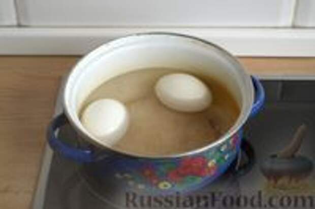 Фото приготовления рецепта: Салат "Монастырская изба" с крабовыми палочками, сыром и яйцами - шаг №2