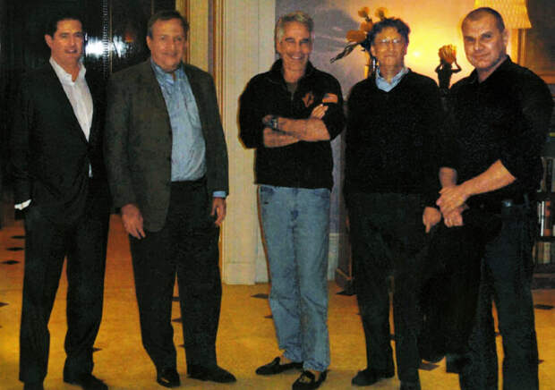 Джеффри Эпштейн (в центре) и Билл Гейтс (справа от него) 
