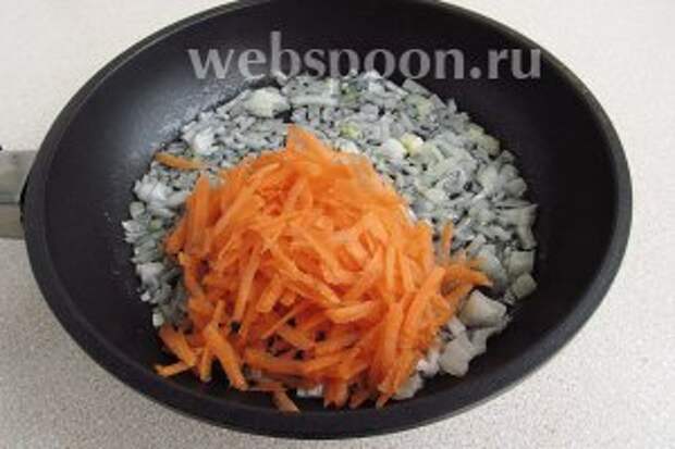 К луку добавить морковь.