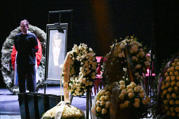 Актеры Олешко и Урсуляк пришли на прощание с Алентовой