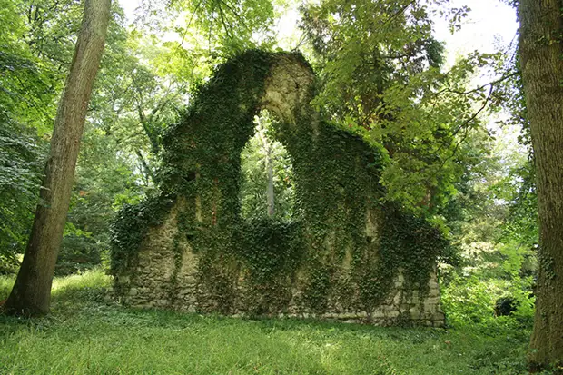 Многие постройки превратились в руины. Многие постройки превратились в руины.