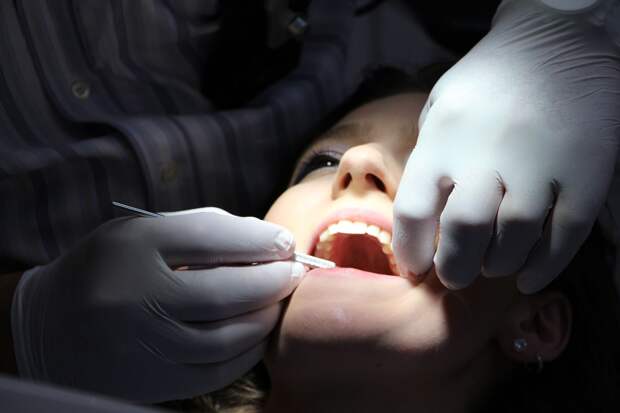 Британцы начали сами рвать себе зубы из-за невозможности попасть на прием к стоматологу