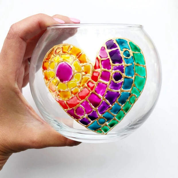 Простые банки и стаканы превращаются в декор: 3 способа покрасить стеклянные предметы