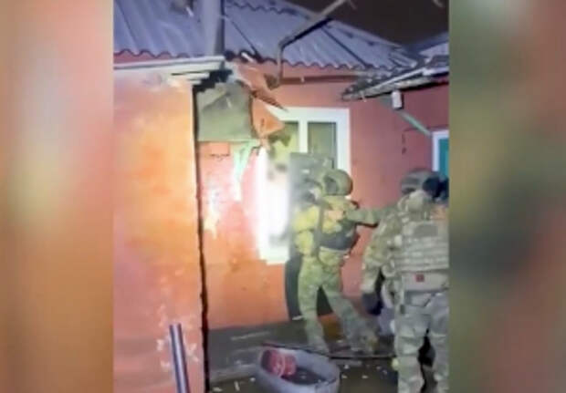 В Армавире полицейские задержали неадекватного мужчину, угрожавшего им топором