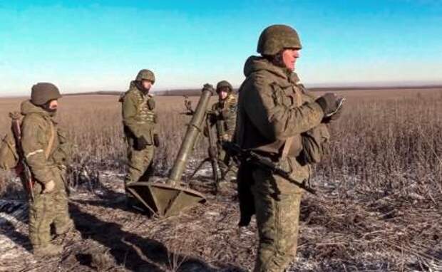 На фото: российские военные готовят миномет «Сани» к стрельбе в направлении Угледара