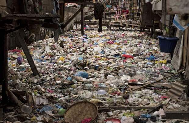 Заполненный мусором ручей в Маниле, Филиппины