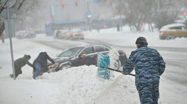 Машина застряла в снегу, а поблизости никого? Главные ошибки водителей на дороге зимой