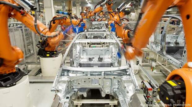 Полностью роботизированная сборка автомобилей на заводе Volkswagen в Вольфсбурге