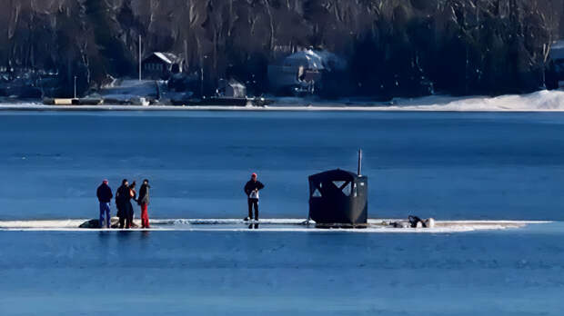 Немецких туристов унесло в море на льдине с сауной