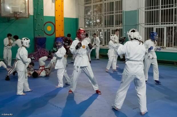 Парламентарии Адыгеи вручили спортивный инвентарь борцам всестилевого каратэ