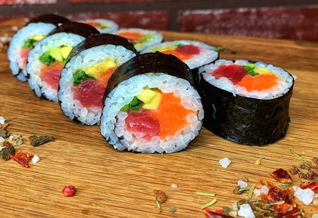 Суши могут стать отличной основой для диеты. / Фото: pinterest.ru